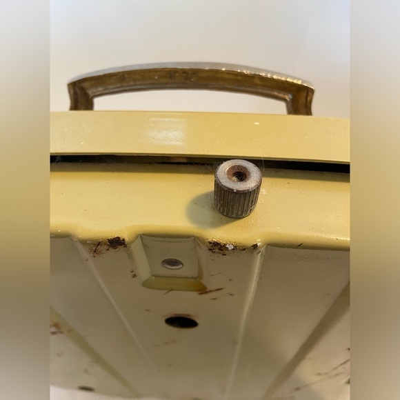 3/55$ VINTAGE Health queen yellow GOLD TONE METAL/VINYL BATHROOM SCALE - Picture 9 of 9